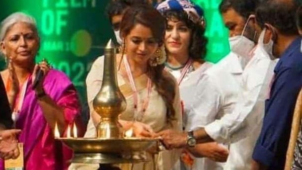 വേദിയില്‍ അപ്രതീക്ഷിത അതിഥിയായി എത്തി ഞെട്ടിച്ച് ഭാവന: നിറഞ്ഞ കയ്യടിയോടെ  വരവേറ്റ് സദസ്സ്