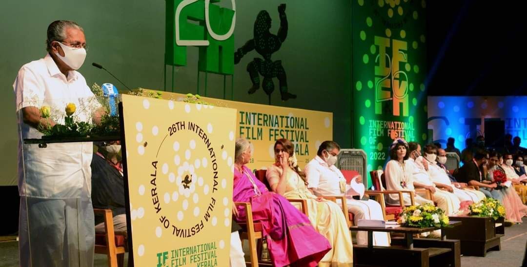 വേദിയില്‍ അപ്രതീക്ഷിത അതിഥിയായി എത്തി ഞെട്ടിച്ച് ഭാവന: നിറഞ്ഞ കയ്യടിയോടെ  വരവേറ്റ് സദസ്സ്