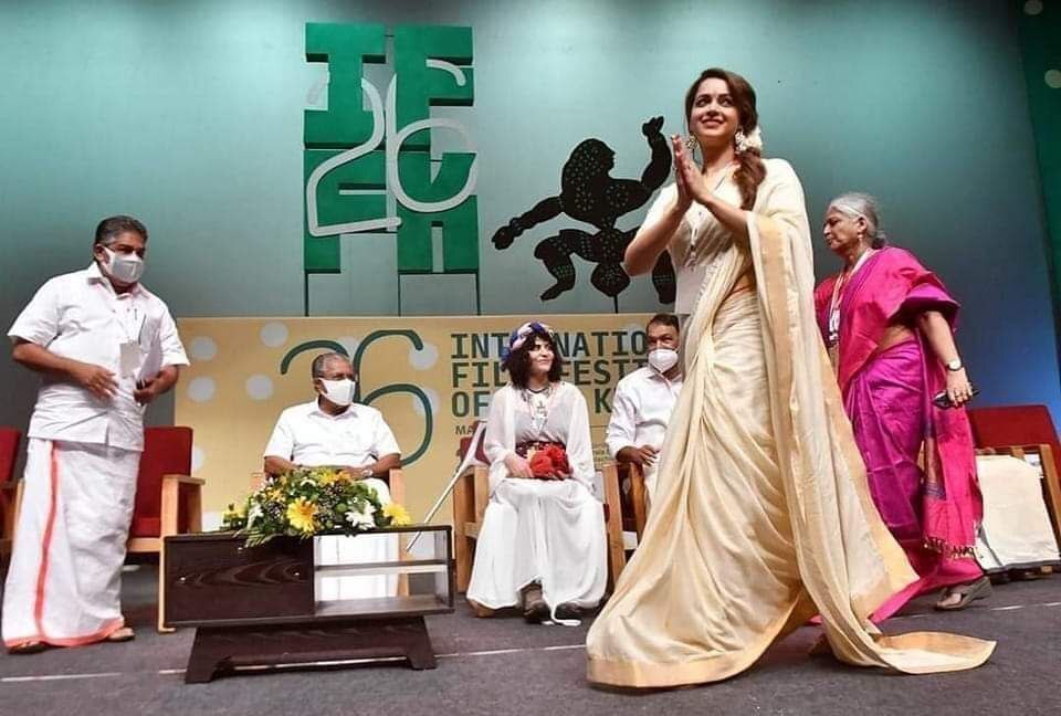 വേദിയില്‍ അപ്രതീക്ഷിത അതിഥിയായി എത്തി ഞെട്ടിച്ച് ഭാവന: നിറഞ്ഞ കയ്യടിയോടെ  വരവേറ്റ് സദസ്സ്