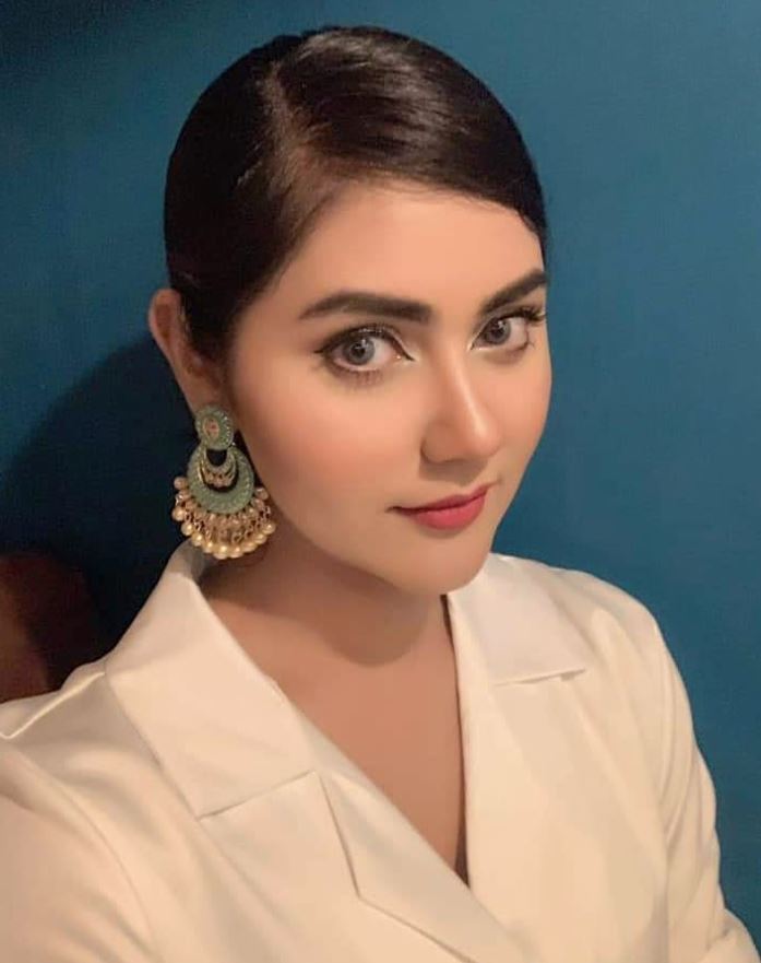 ওপার বাংলার জনপ্রিয় অভিনেত্রী শায়না আমিন বাস্তবেও কতটা সুন্দর দেখে নিন 