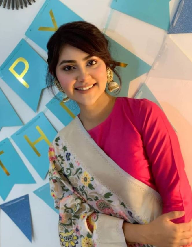 ওপার বাংলার জনপ্রিয় অভিনেত্রী শায়না আমিন বাস্তবেও কতটা সুন্দর দেখে নিন 