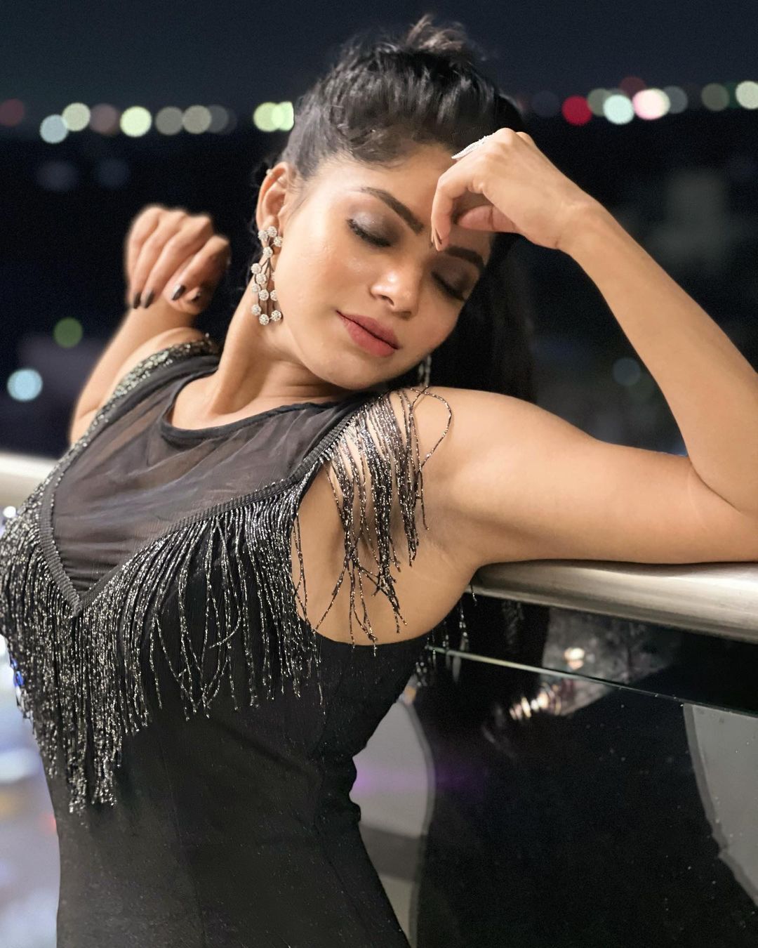 బికినీలో దివ్యభారతి వయ్యారాలు.. ( ఫోటోలు )