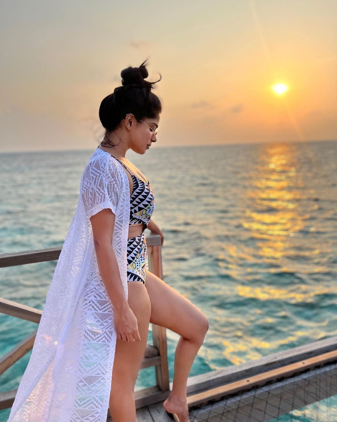 బికినీలో దివ్యభారతి వయ్యారాలు.. ( ఫోటోలు )