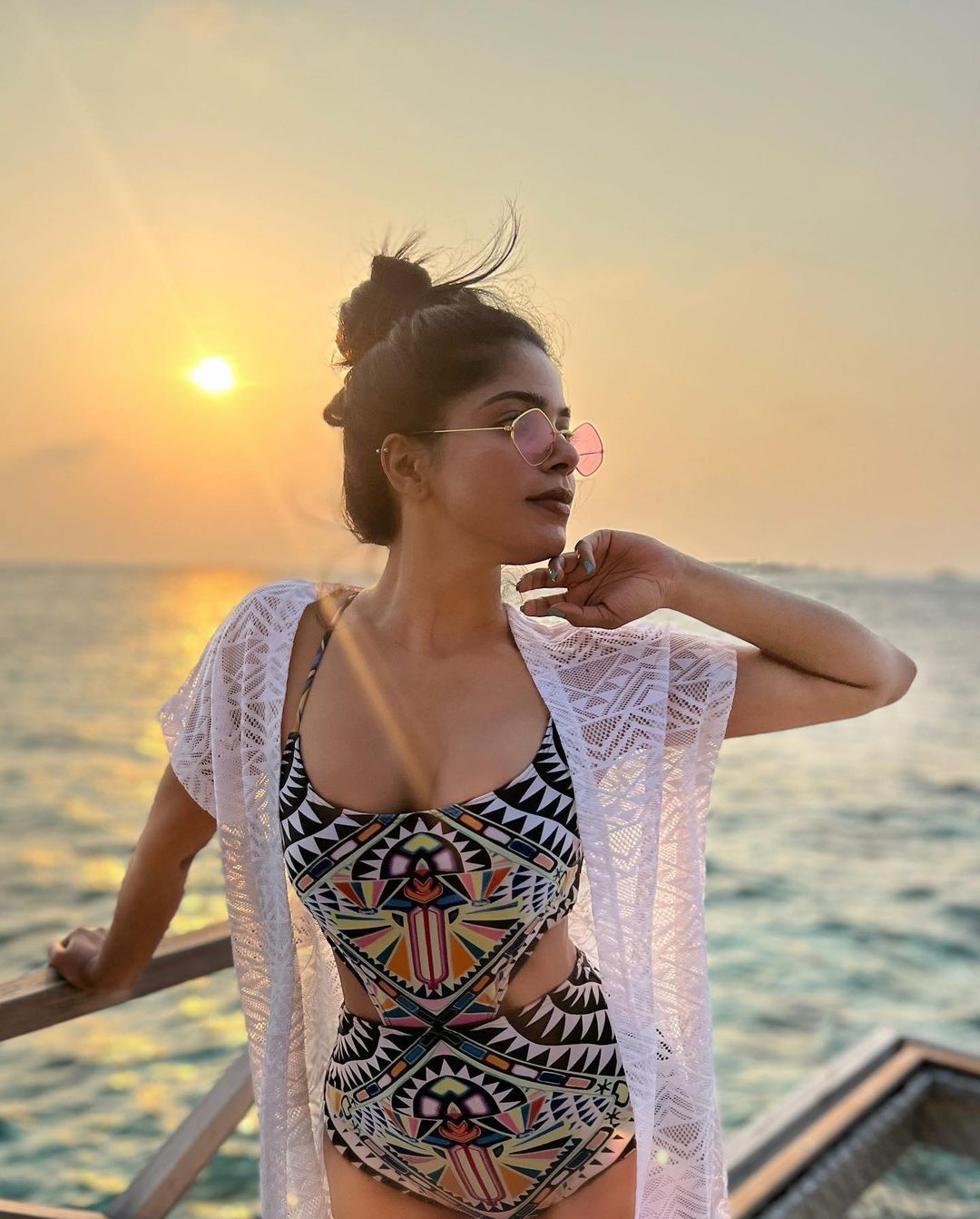 బికినీలో దివ్యభారతి వయ్యారాలు.. ( ఫోటోలు )