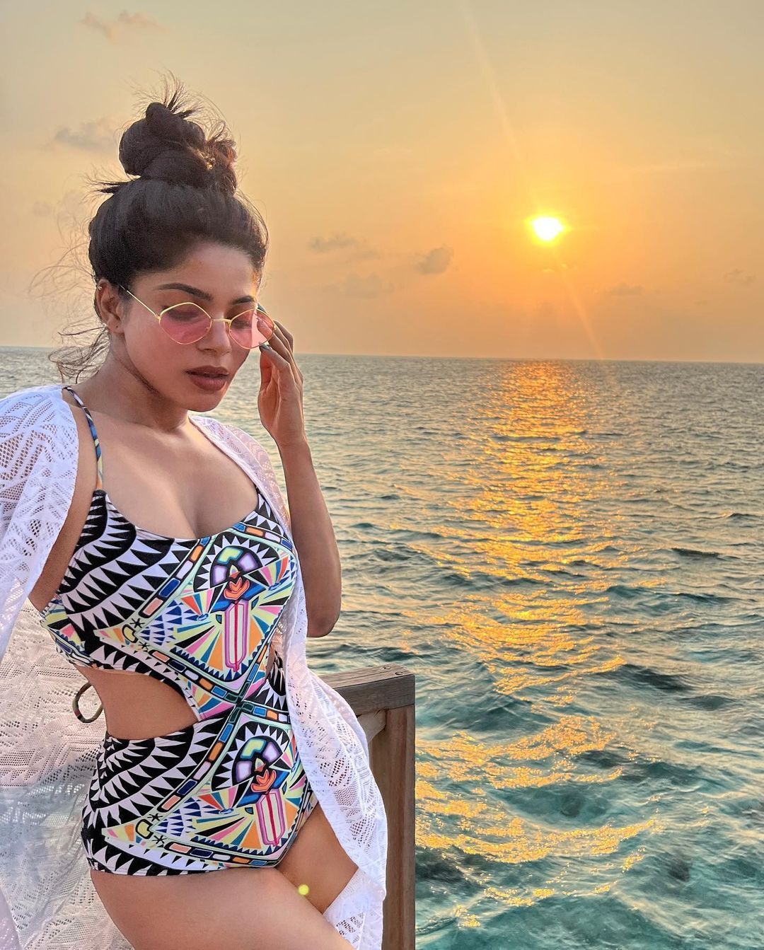 బికినీలో దివ్యభారతి వయ్యారాలు.. ( ఫోటోలు )