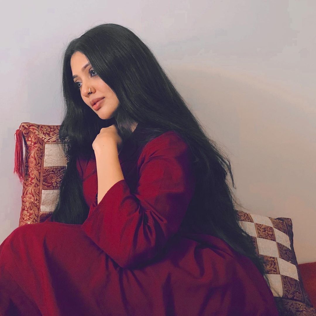 ക്യൂട്ട്‌നെസില്‍ തിളങ്ങി വീണ നന്ദകുമാര്‍; വൈറല്‍ ചിത്രങ്ങള്