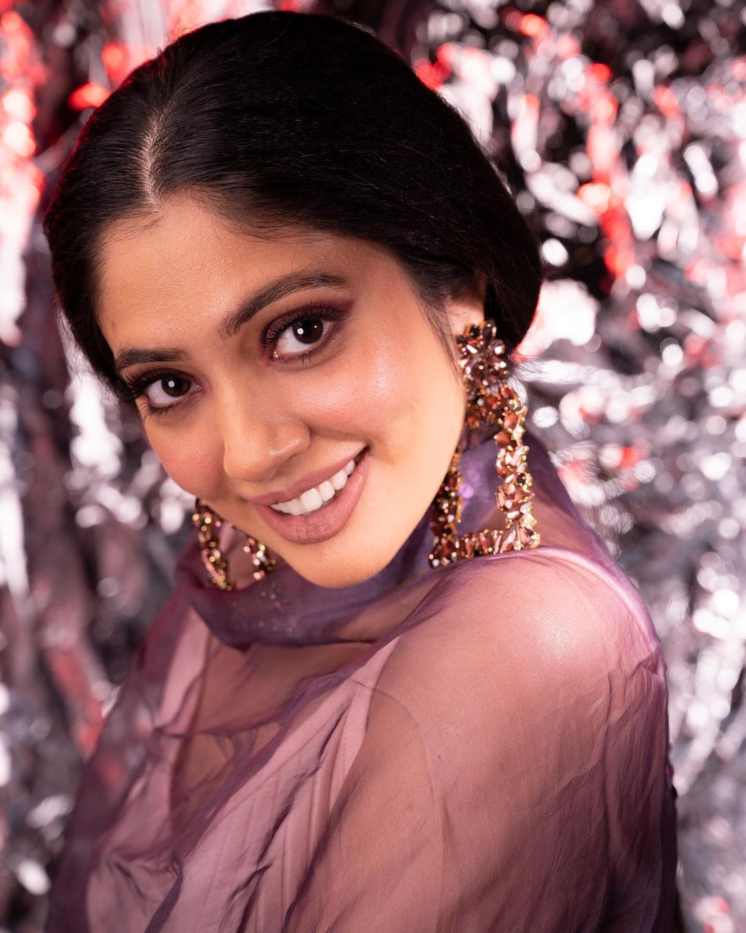 ക്യൂട്ട്‌നെസില്‍ തിളങ്ങി വീണ നന്ദകുമാര്‍; വൈറല്‍ ചിത്രങ്ങള്