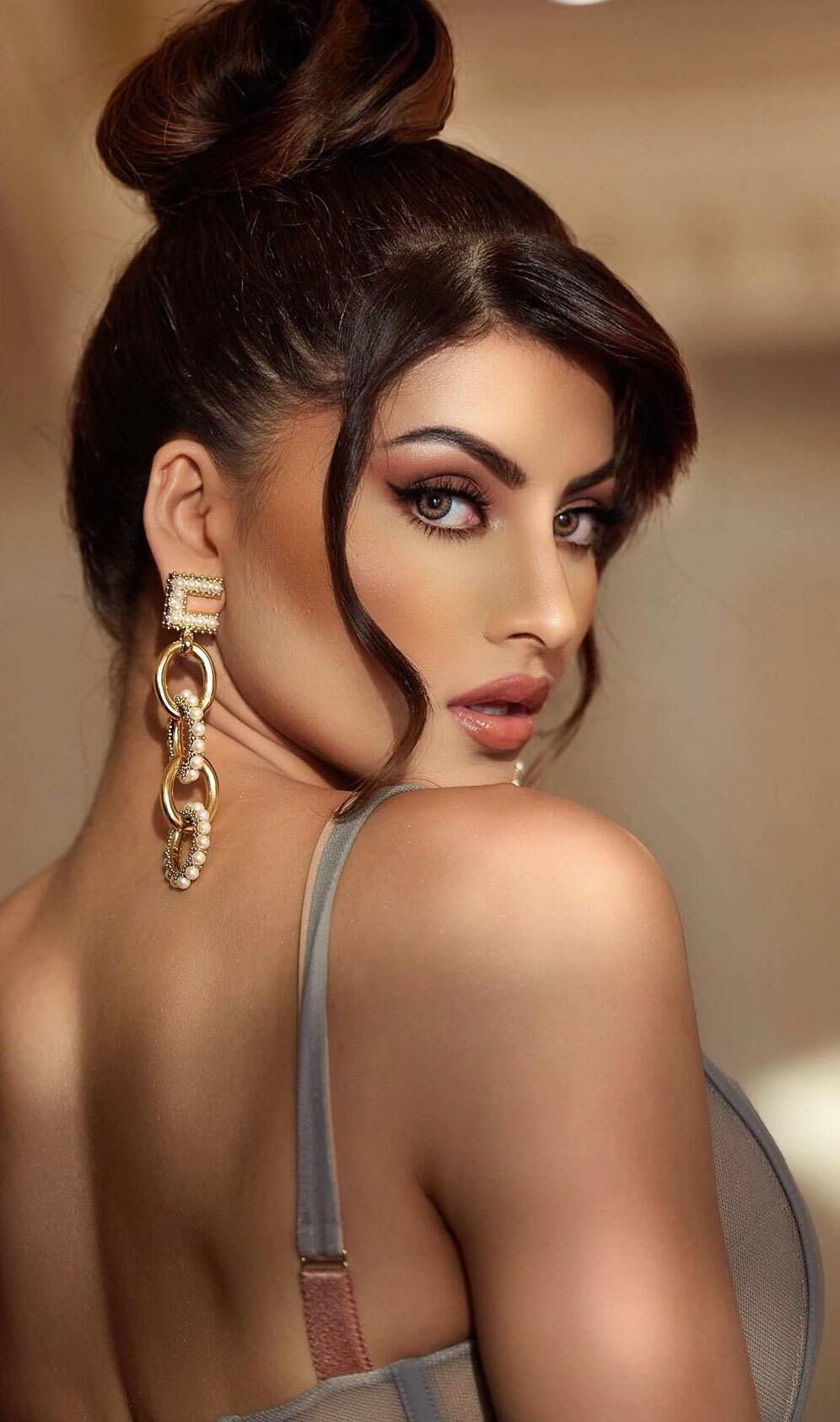 Bold अंदाज से उर्वशी रौतेला ने किया फैंस को घायल, Photos देख उड़ जाएंगे आपके होश