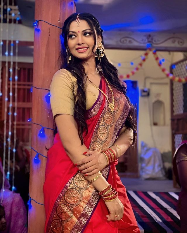 जानिए कौन हैं रक्षा गुप्ता जिनके Bold लुक से हिल गया पूरा भोजपुरी सिनेमा, देखें Photos