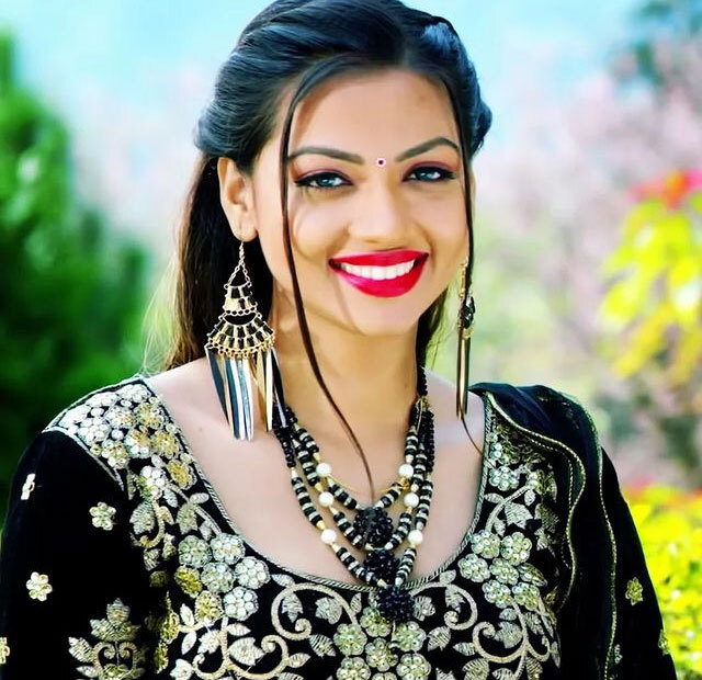 जानिए कौन हैं रक्षा गुप्ता जिनके Bold लुक से हिल गया पूरा भोजपुरी सिनेमा, देखें Photos
