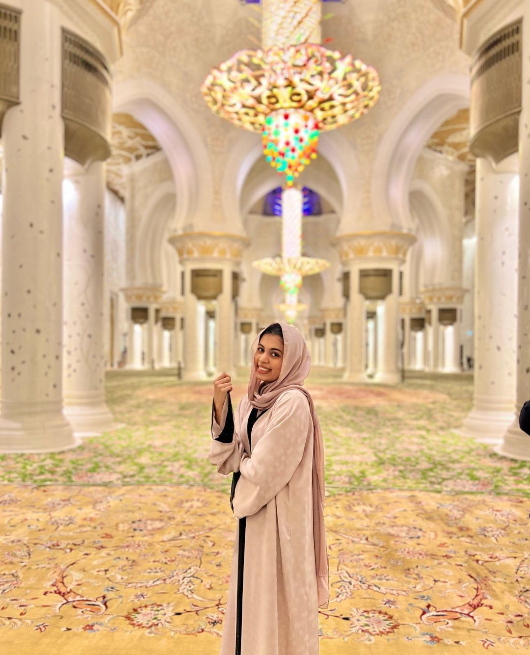 ഇതാര്! ദുബായ് ഷെയ്ഖും കുടുംബവുമോ; വൈറല്‍ ചിത്രങ്ങളുമായി കൃഷ്ണകുമാറും കുടുംബവും