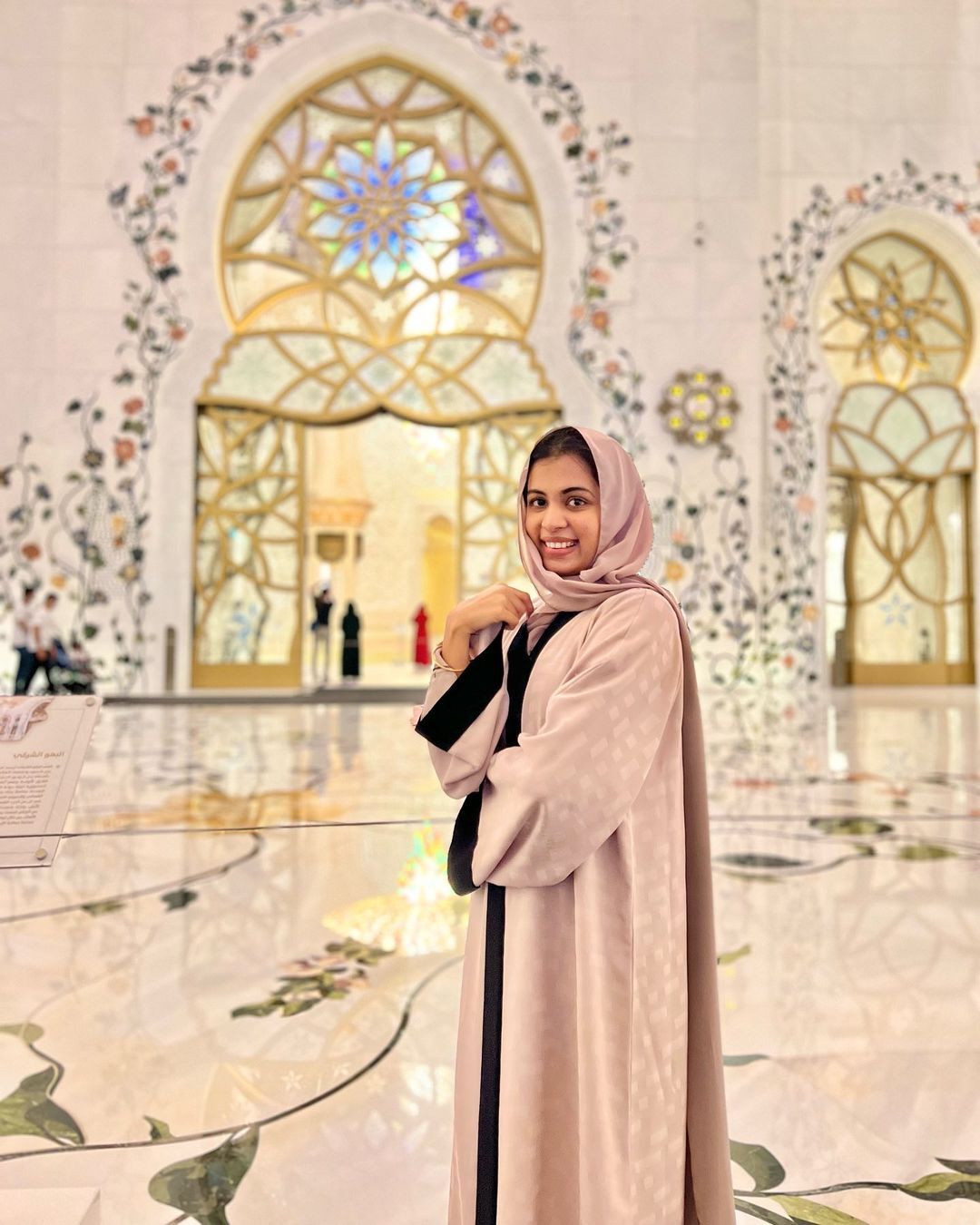 ഇതാര്! ദുബായ് ഷെയ്ഖും കുടുംബവുമോ; വൈറല്‍ ചിത്രങ്ങളുമായി കൃഷ്ണകുമാറും കുടുംബവും