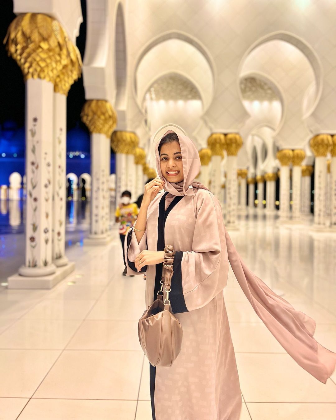 ഇതാര്! ദുബായ് ഷെയ്ഖും കുടുംബവുമോ; വൈറല്‍ ചിത്രങ്ങളുമായി കൃഷ്ണകുമാറും കുടുംബവും