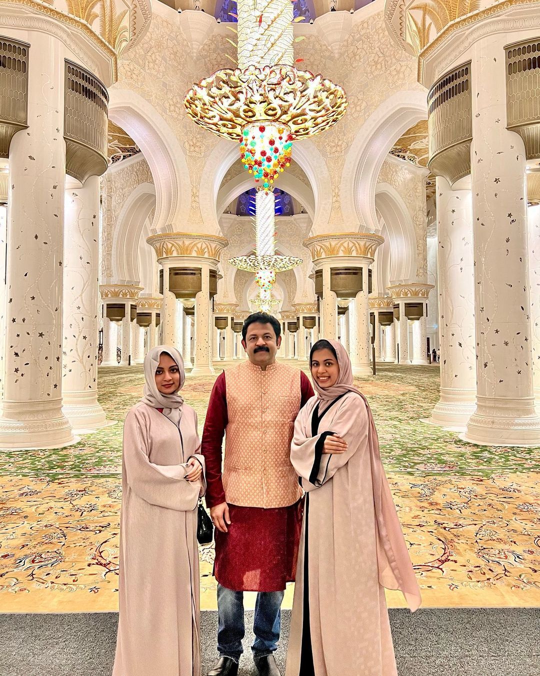 ഇതാര്! ദുബായ് ഷെയ്ഖും കുടുംബവുമോ; വൈറല്‍ ചിത്രങ്ങളുമായി കൃഷ്ണകുമാറും കുടുംബവും