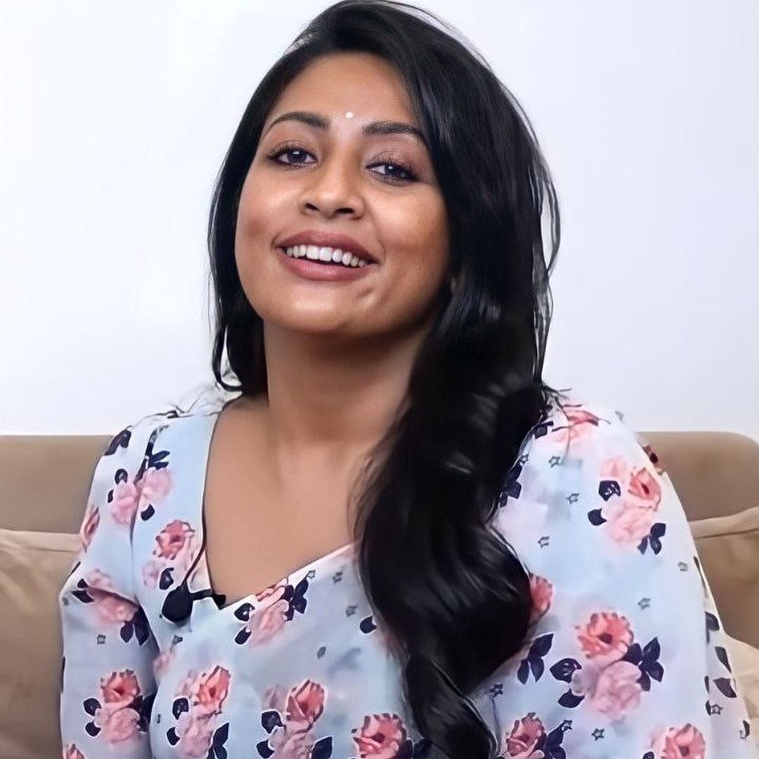 സാരിയില്‍ തിളങ്ങി നവ്യനായര്‍; ഏറ്റവും പുതിയ ചിത്രങ്ങള്‍ ഏറ്റെടുത്ത് ആരാധകര്‍