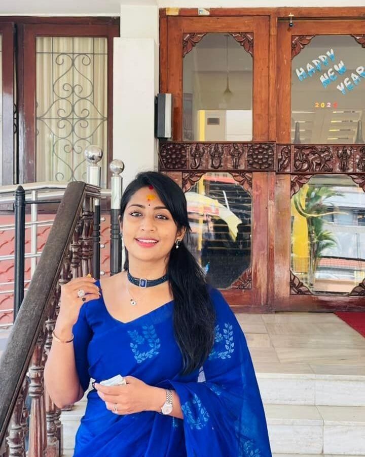 സാരിയില്‍ തിളങ്ങി നവ്യനായര്‍; ഏറ്റവും പുതിയ ചിത്രങ്ങള്‍ ഏറ്റെടുത്ത് ആരാധകര്‍