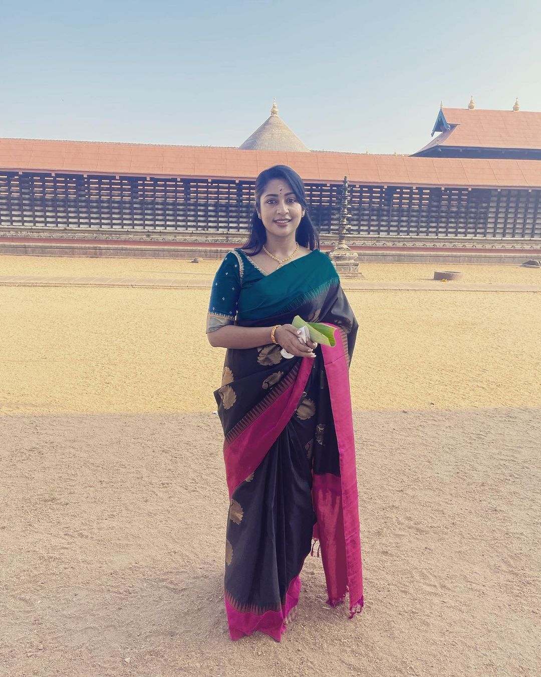 സാരിയില്‍ തിളങ്ങി നവ്യനായര്‍; ഏറ്റവും പുതിയ ചിത്രങ്ങള്‍ ഏറ്റെടുത്ത് ആരാധകര്‍