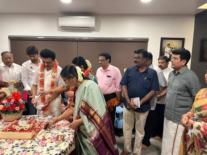 PHOTOS : குடும்பத்துடன் கேக் வெட்டி பிறந்தநாள் கொண்டாடிய முதலமைச்சர் மு.க.ஸ்டாலின்... படங்கள்!