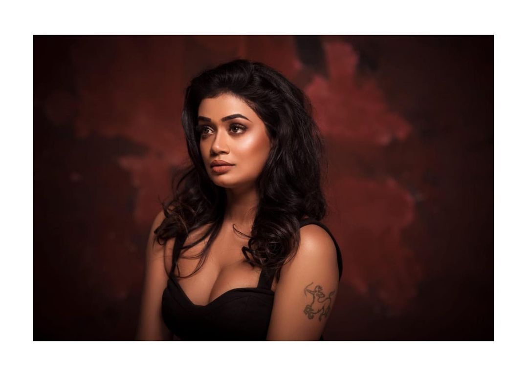 PHOTOS : ப்பா... சும்மா சொல்லக்கூடாது நீங்க அம்புட்டு அழகு.. வெட்கத்தில் நனைந்த நடிகை ஸ்வயம் சித்தா... கவர்ச்சி படங்கள்!
