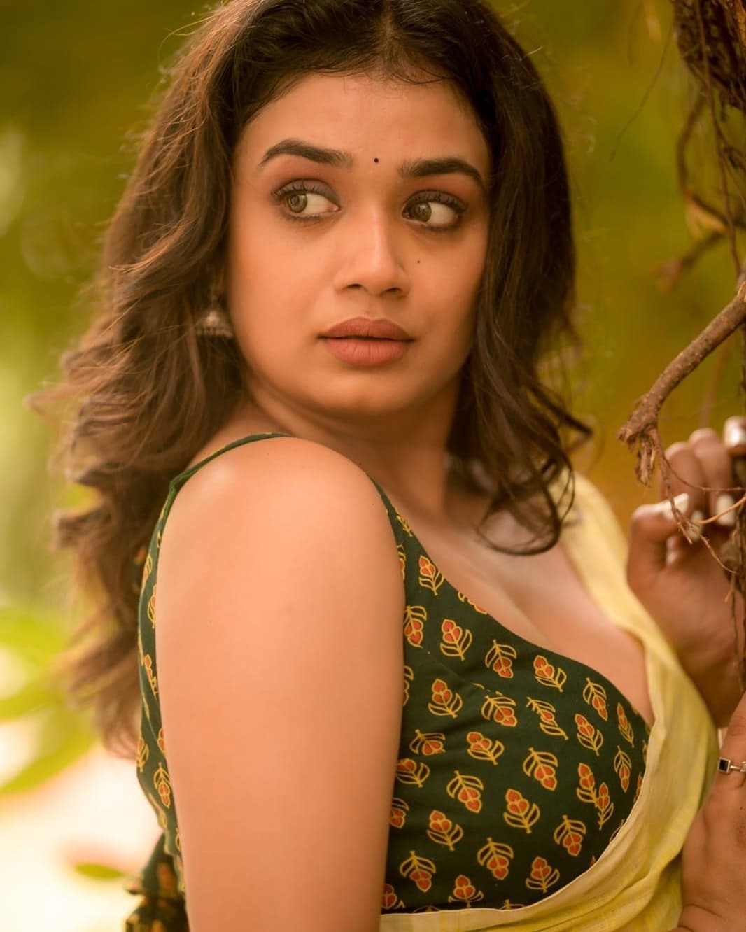 PHOTOS : ப்பா... சும்மா சொல்லக்கூடாது நீங்க அம்புட்டு அழகு.. வெட்கத்தில் நனைந்த நடிகை ஸ்வயம் சித்தா... கவர்ச்சி படங்கள்!