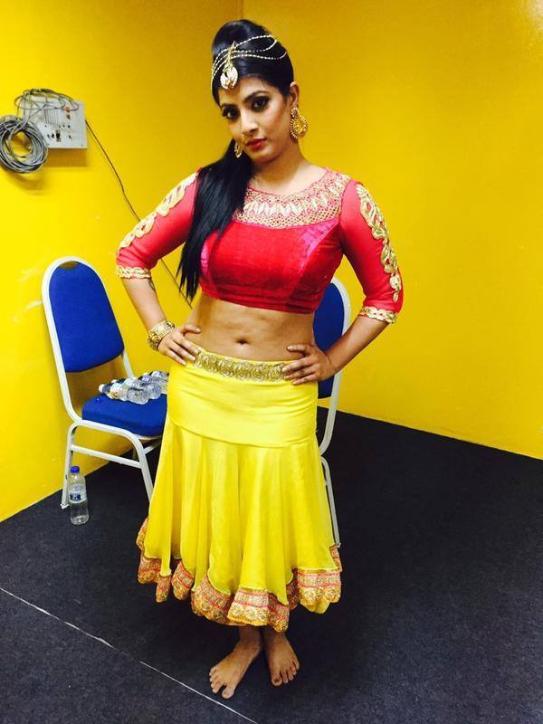 PHOTOS : மாலத்தீவி கடலில் தூக்கியடிக்கும் கவர்ச்சியில் வரலஷ்மி... வைரல் படங்கள் இதோ!  