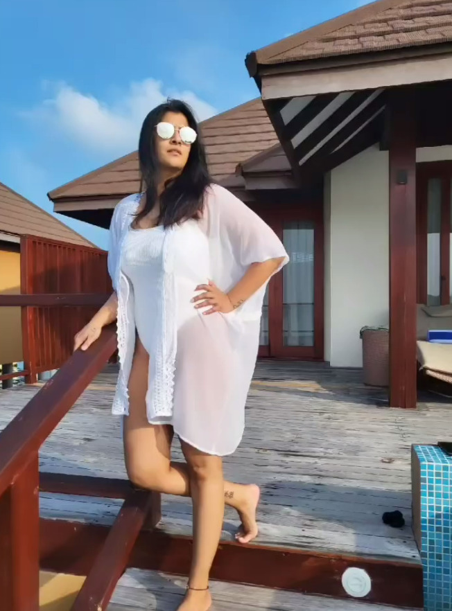 PHOTOS : மாலத்தீவி கடலில் தூக்கியடிக்கும் கவர்ச்சியில் வரலஷ்மி... வைரல் படங்கள் இதோ!  