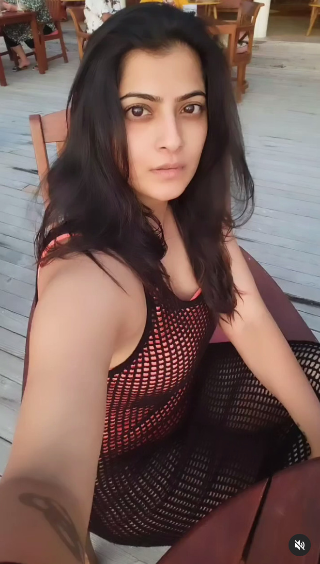 PHOTOS : மாலத்தீவி கடலில் தூக்கியடிக்கும் கவர்ச்சியில் வரலஷ்மி... வைரல் படங்கள் இதோ!  