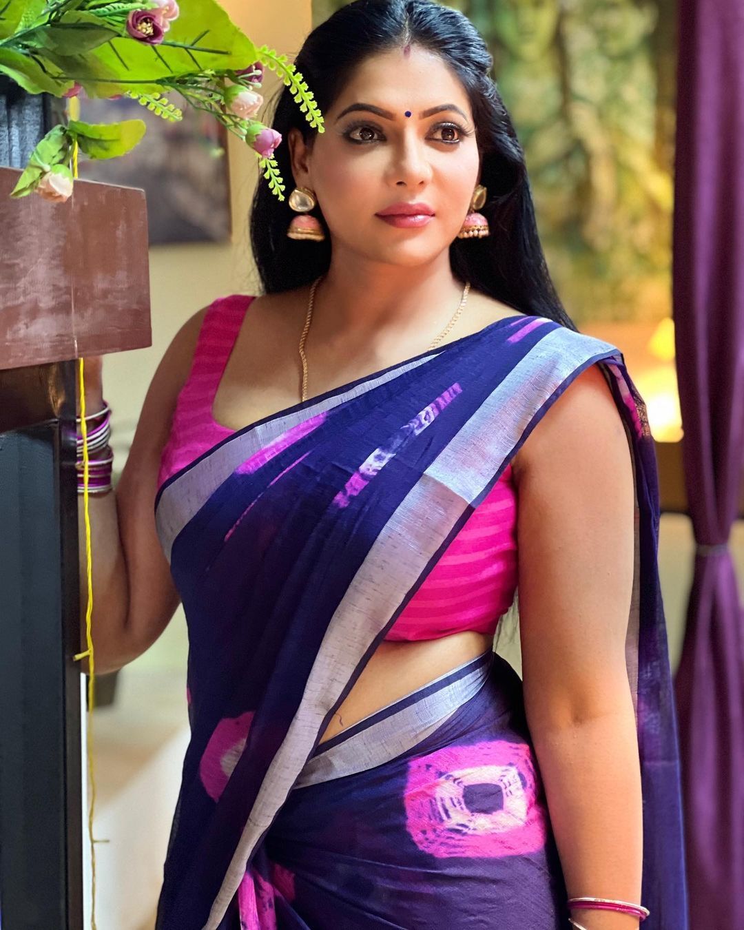 PHOTOS : சேலையில் செதுக்கி வைச்ச சிலையாய் நிற்கும் ரேஷ்மா... ஆளை அசத்தும் நச் போட்டோஸ்!