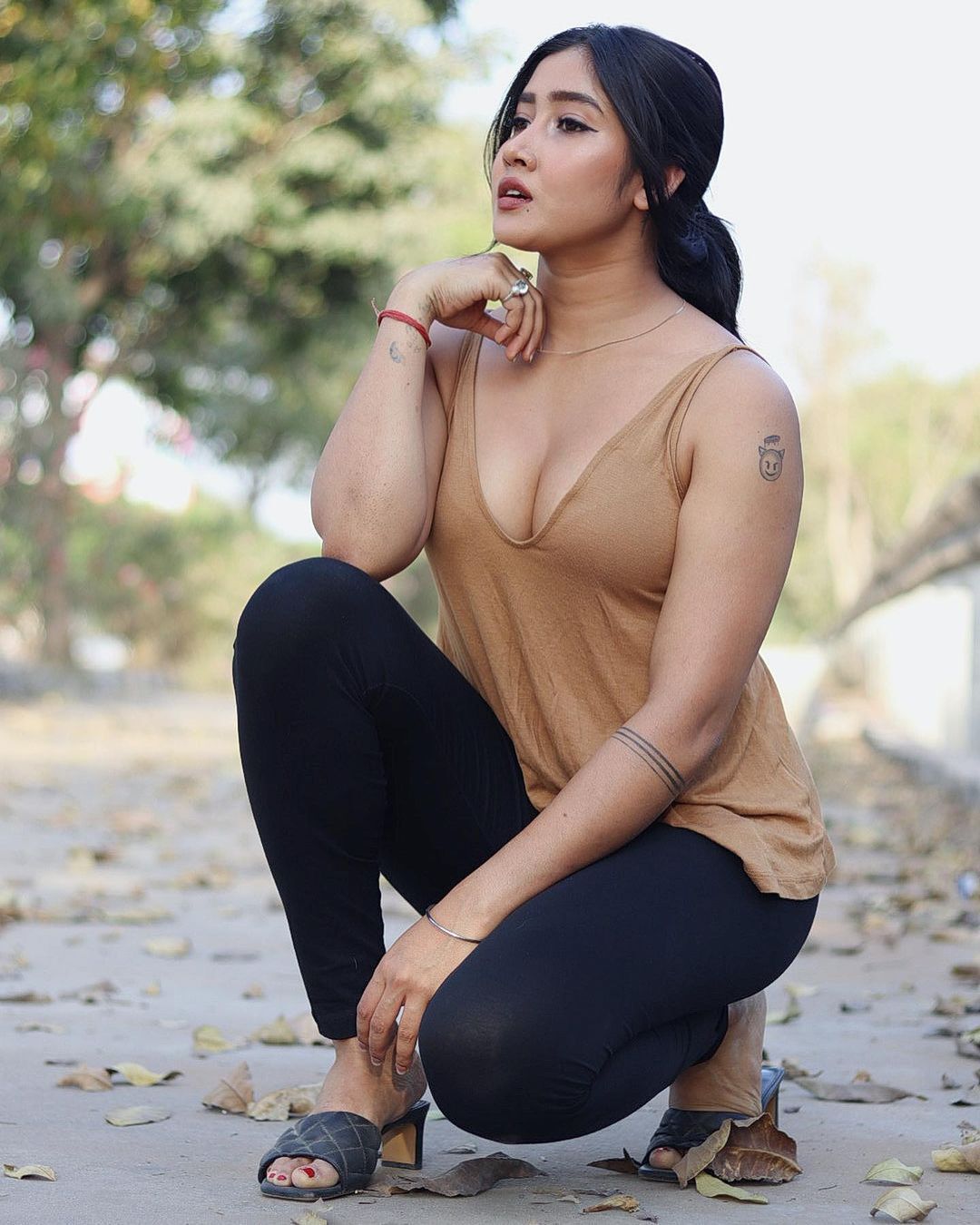 PHOTOS : பனியனுடன் நடுரோட்டில் ஹாட் போட்டோஷூட் நடத்திய சோபியா அன்சாரி... லேட்டஸ்ட் படங்கள் இதோ!  