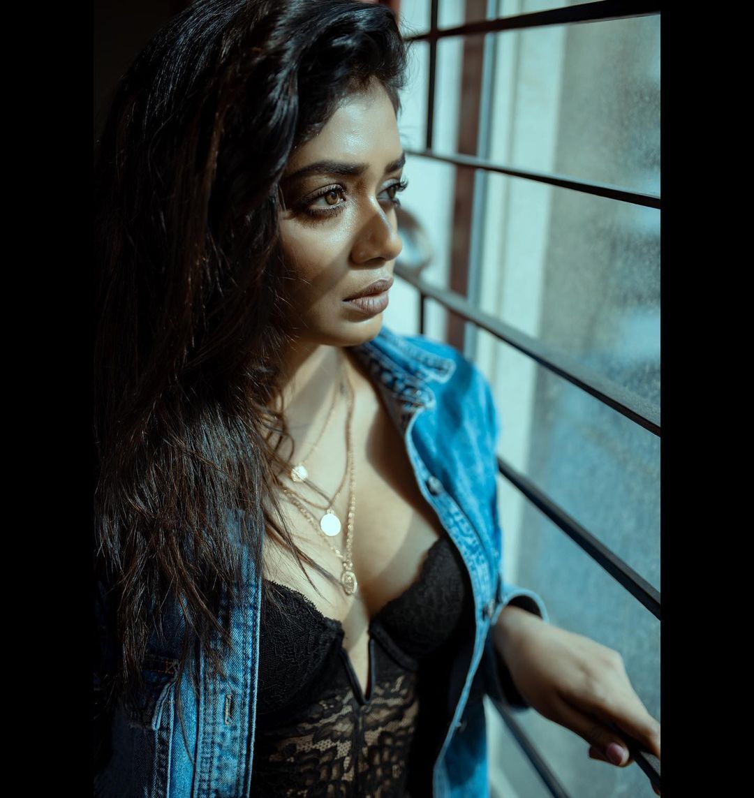 PHOTOS : “வர்ணிக்க வார்த்தைகளே இல்லை“.. ஹாட் ட்ரெஸ்ஸில் மனதை மயக்கும் ஸ்வயம் சித்தா! 