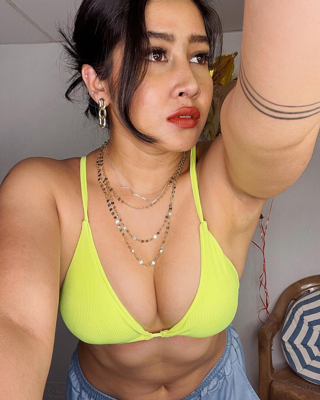 PHOTOS : கருப்பு பிகினியில் ஹாட் போட்டோஷூட்... சோபியாவின் வேற லெவல் லேட்டஸ்ட் கவர்ச்சி போட்டோஸ்! 