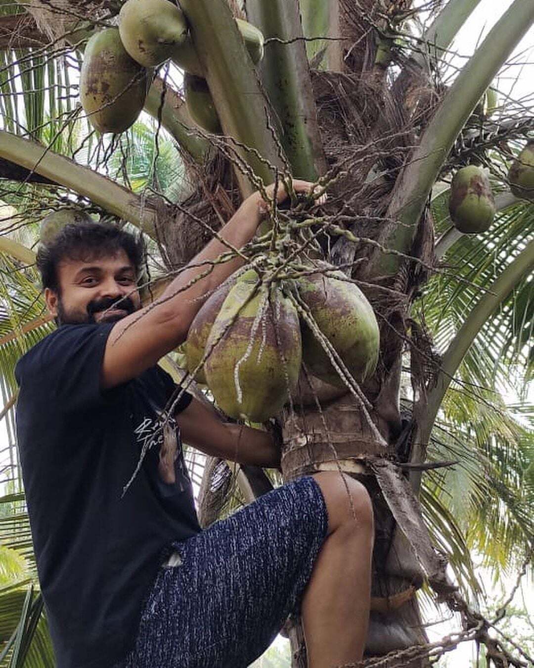 ആഹ്ലാദത്തോടെ കുഞ്ചാക്കോ ബോബനും ഭാര്യ പ്രിയയും മധുരം പങ്കുവച്ചു; നടുവില്‍ ചിരിച്ച് ഇസ്ഹാക്ക്- ചിത്രങ്ങള്‍