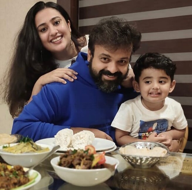 ആഹ്ലാദത്തോടെ കുഞ്ചാക്കോ ബോബനും ഭാര്യ പ്രിയയും മധുരം പങ്കുവച്ചു; നടുവില്‍ ചിരിച്ച് ഇസ്ഹാക്ക്- ചിത്രങ്ങള്‍