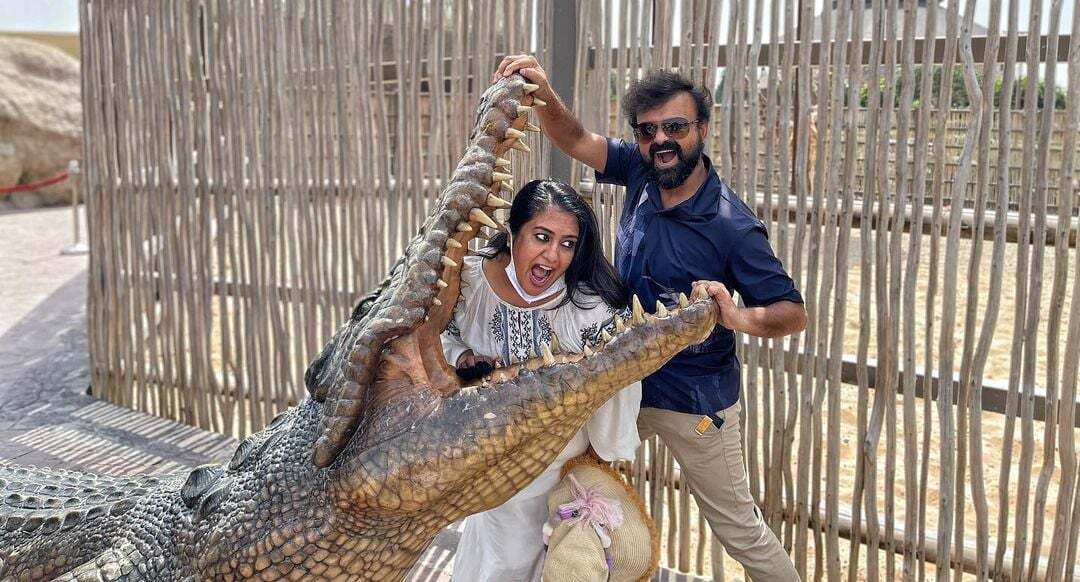 ആഹ്ലാദത്തോടെ കുഞ്ചാക്കോ ബോബനും ഭാര്യ പ്രിയയും മധുരം പങ്കുവച്ചു; നടുവില്‍ ചിരിച്ച് ഇസ്ഹാക്ക്- ചിത്രങ്ങള്‍