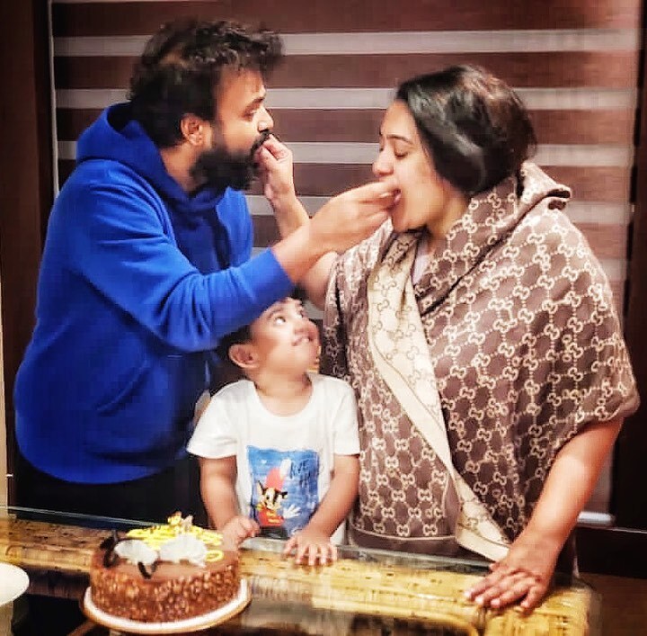 ആഹ്ലാദത്തോടെ കുഞ്ചാക്കോ ബോബനും ഭാര്യ പ്രിയയും മധുരം പങ്കുവച്ചു; നടുവില്‍ ചിരിച്ച് ഇസ്ഹാക്ക്- ചിത്രങ്ങള്‍