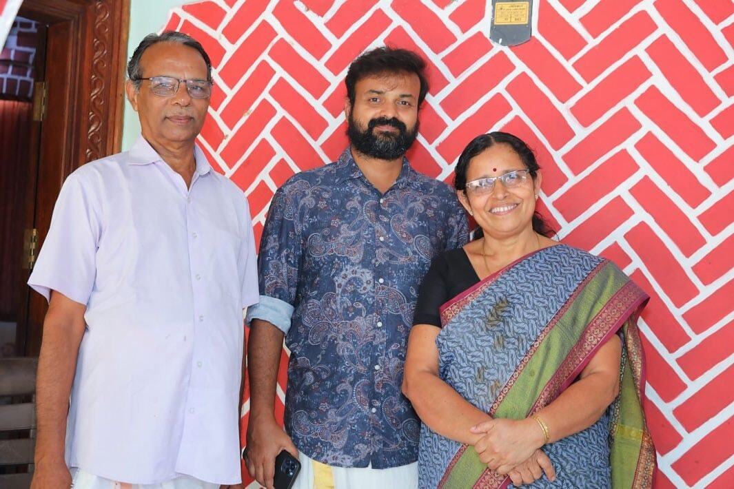 ആഹ്ലാദത്തോടെ കുഞ്ചാക്കോ ബോബനും ഭാര്യ പ്രിയയും മധുരം പങ്കുവച്ചു; നടുവില്‍ ചിരിച്ച് ഇസ്ഹാക്ക്- ചിത്രങ്ങള്‍