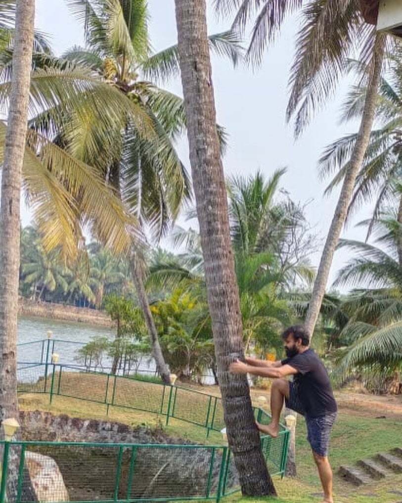 ആഹ്ലാദത്തോടെ കുഞ്ചാക്കോ ബോബനും ഭാര്യ പ്രിയയും മധുരം പങ്കുവച്ചു; നടുവില്‍ ചിരിച്ച് ഇസ്ഹാക്ക്- ചിത്രങ്ങള്‍