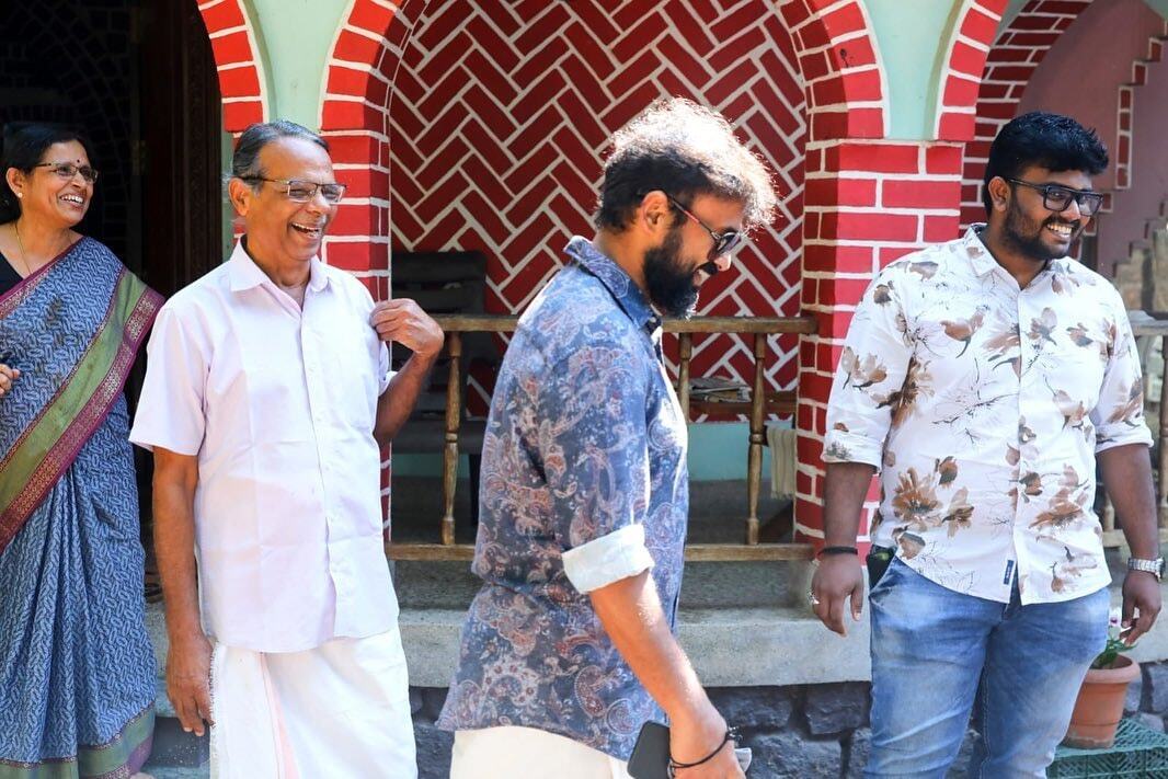 ആഹ്ലാദത്തോടെ കുഞ്ചാക്കോ ബോബനും ഭാര്യ പ്രിയയും മധുരം പങ്കുവച്ചു; നടുവില്‍ ചിരിച്ച് ഇസ്ഹാക്ക്- ചിത്രങ്ങള്‍