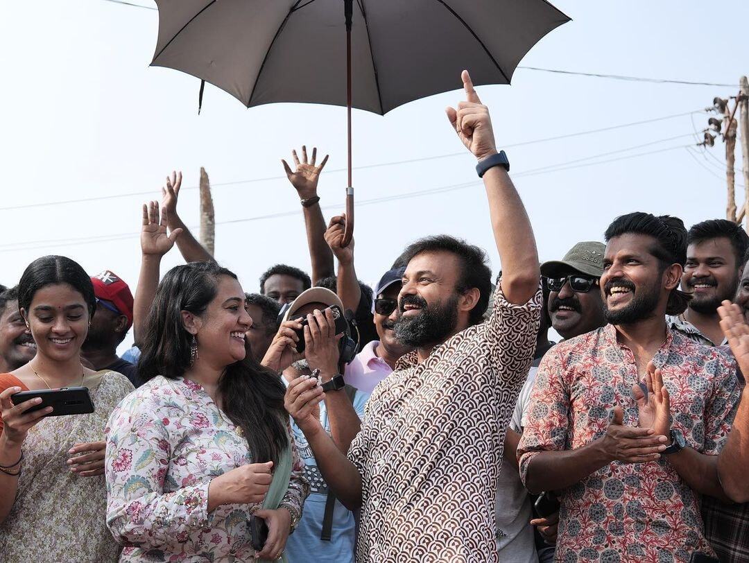 ആഹ്ലാദത്തോടെ കുഞ്ചാക്കോ ബോബനും ഭാര്യ പ്രിയയും മധുരം പങ്കുവച്ചു; നടുവില്‍ ചിരിച്ച് ഇസ്ഹാക്ക്- ചിത്രങ്ങള്‍