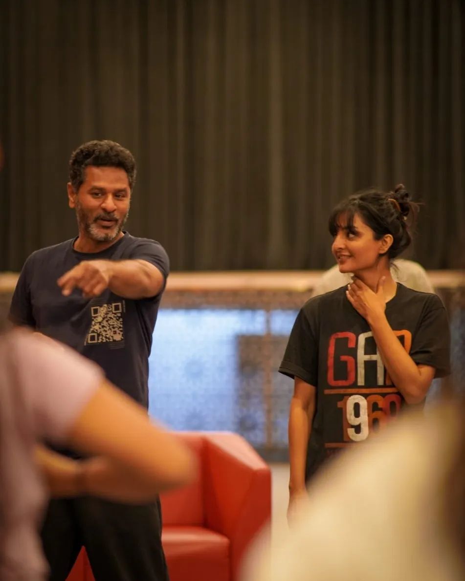 ഇത് ഡാന്‍സ് മാസ്റ്റർ വിക്രം.. സോറി പ്രഭുദേവേ സ്റ്റാർ; 'സാറി'നൊപ്പമുള്ള ചിത്രവുമായി മഞ്ജു വാര്യർ