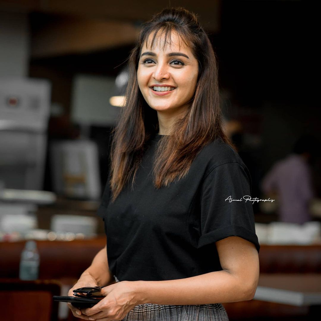 ഇത് ഡാന്‍സ് മാസ്റ്റർ വിക്രം.. സോറി പ്രഭുദേവേ സ്റ്റാർ; 'സാറി'നൊപ്പമുള്ള ചിത്രവുമായി മഞ്ജു വാര്യർ