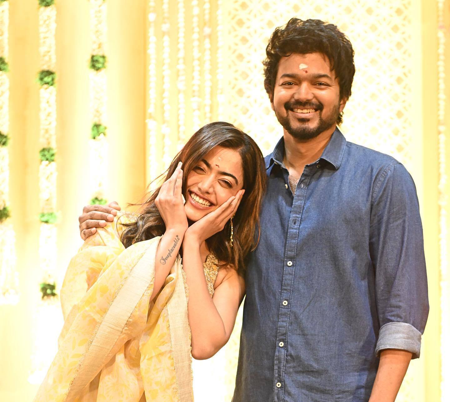 പൊട്ടിച്ചിരിച്ച് രശ്മിക മന്ദാന; ഈ ചിരിക്ക് പിന്നില്‍ ഒരു രഹസ്യമുണ്ട്... കാണാം ചിത്രങ്ങള്‍