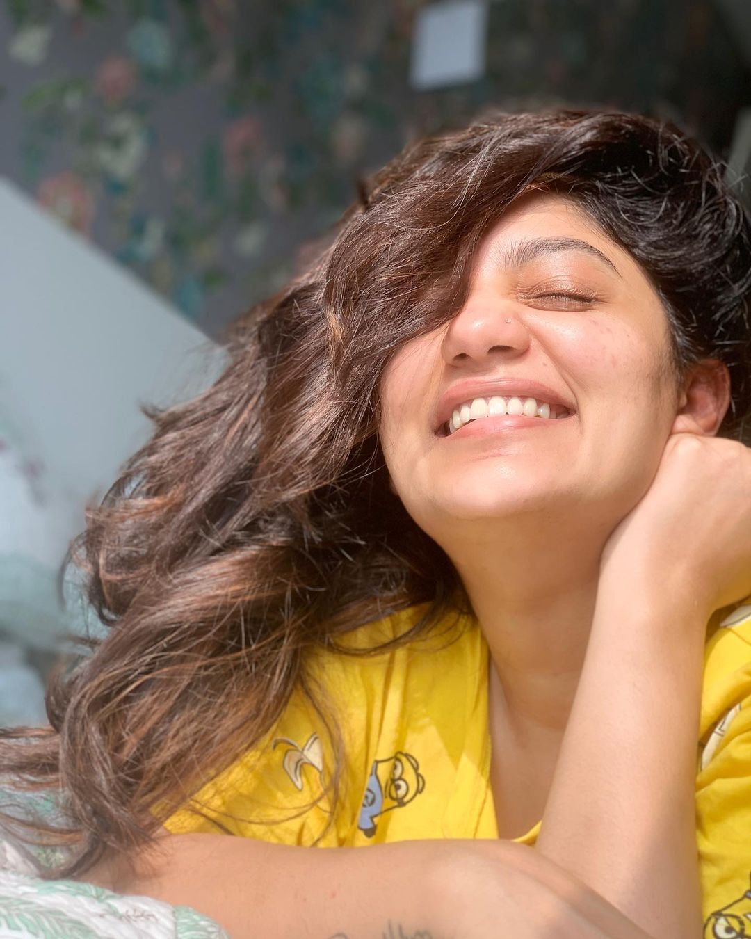 അന്ന് ഗ്ലാമർ മോഡേണെങ്കില്‍ ഇന്ന് തിളക്കം സാരിയില്‍: ഏത് ഡ്രസിലും സുന്ദരിയായി ആര്യ