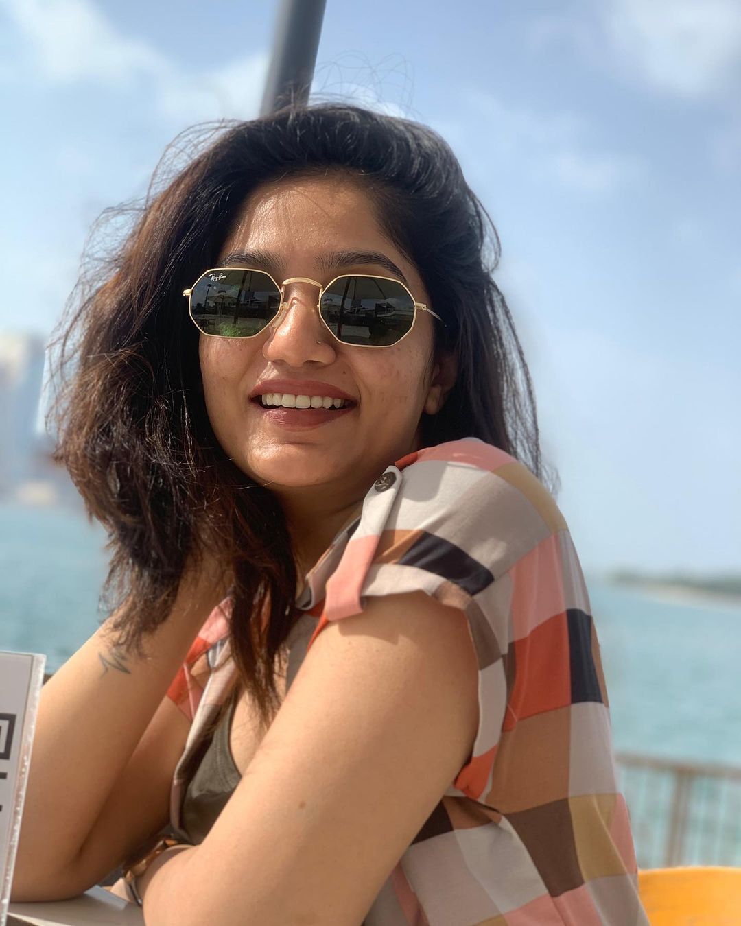 അന്ന് ഗ്ലാമർ മോഡേണെങ്കില്‍ ഇന്ന് തിളക്കം സാരിയില്‍: ഏത് ഡ്രസിലും സുന്ദരിയായി ആര്യ