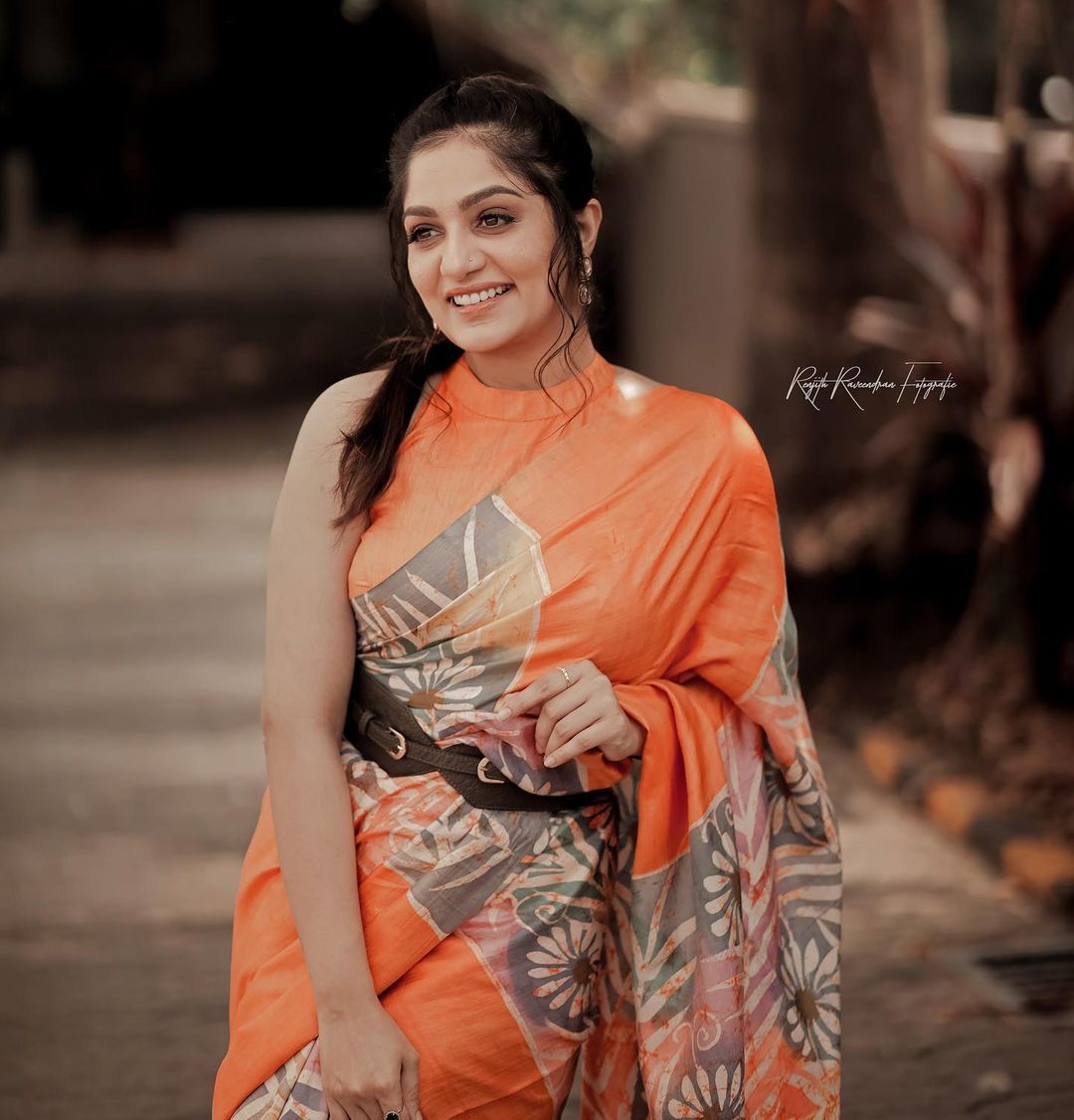 അന്ന് ഗ്ലാമർ മോഡേണെങ്കില്‍ ഇന്ന് തിളക്കം സാരിയില്‍: ഏത് ഡ്രസിലും സുന്ദരിയായി ആര്യ