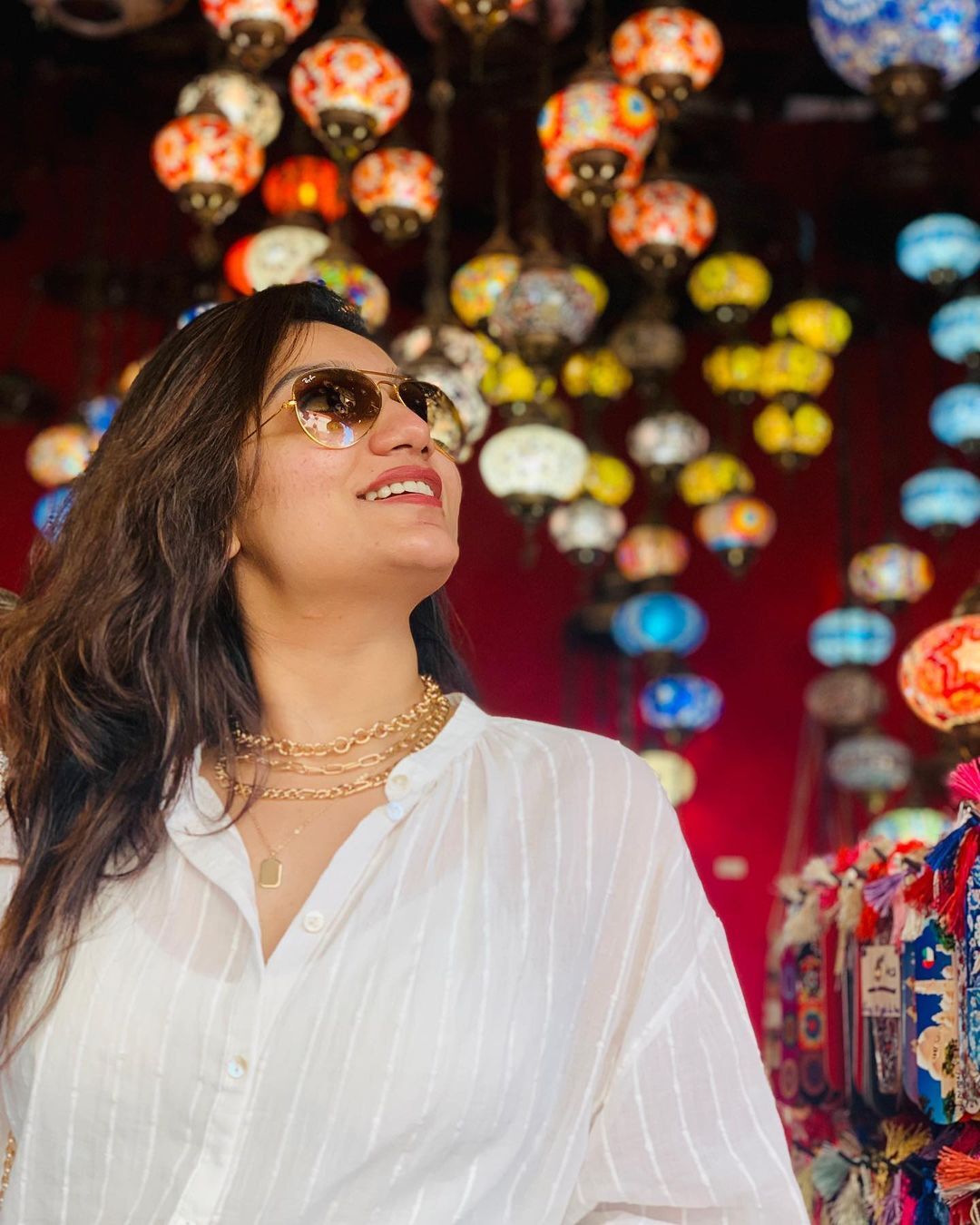 അന്ന് ഗ്ലാമർ മോഡേണെങ്കില്‍ ഇന്ന് തിളക്കം സാരിയില്‍: ഏത് ഡ്രസിലും സുന്ദരിയായി ആര്യ