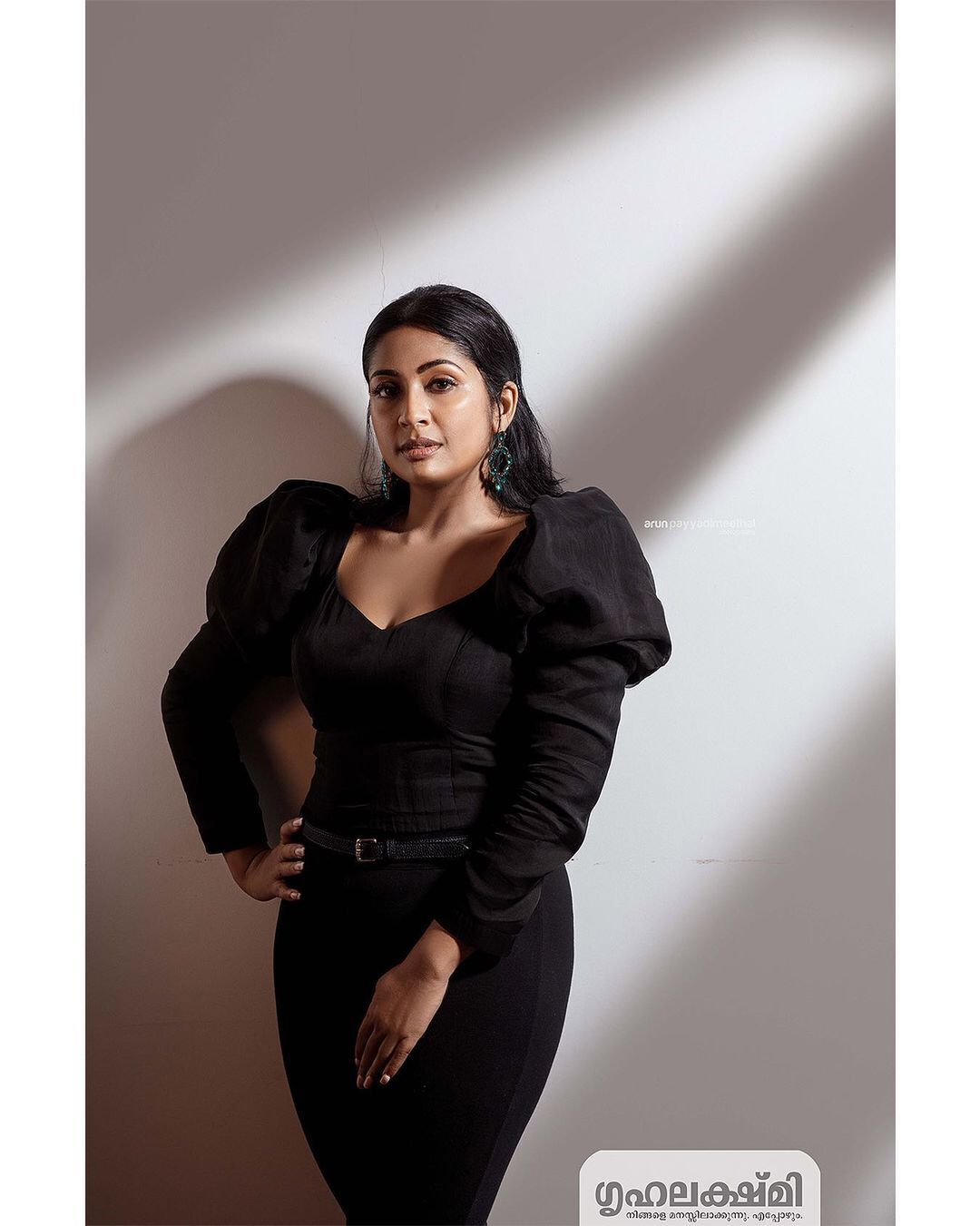 നാടന്‍ മാത്രമല്ല മോഡേണും ഇവിടെ വഴങ്ങും: അതിംഗംഭീര ഫോട്ടോഷൂട്ടുമായി നവ്യ നായർ