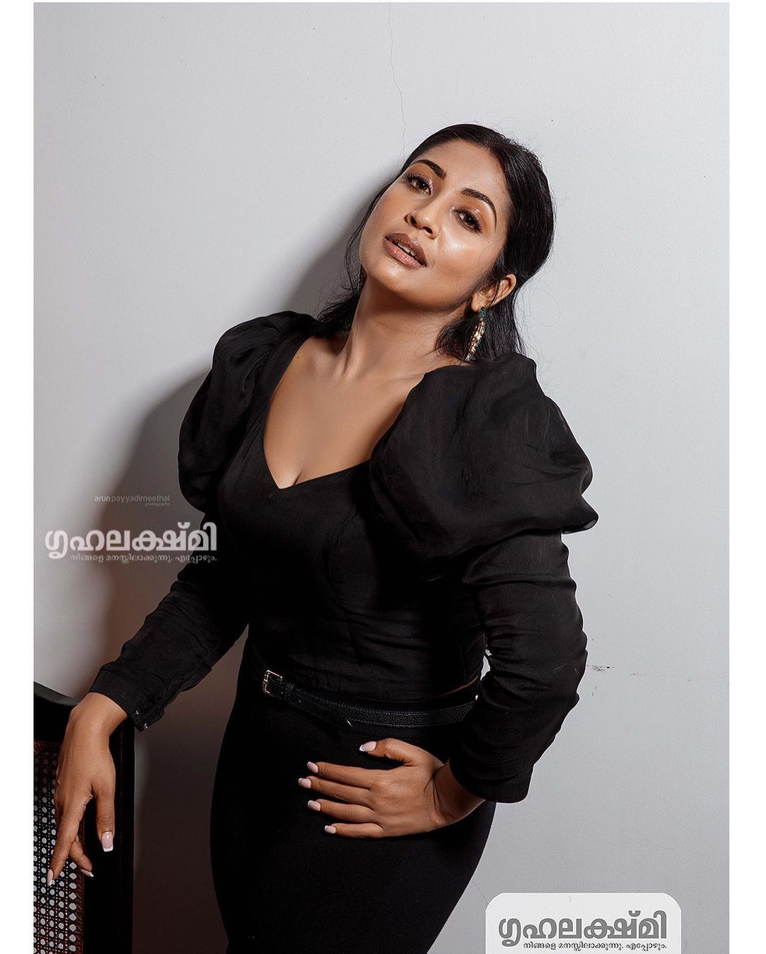 നാടന്‍ മാത്രമല്ല മോഡേണും ഇവിടെ വഴങ്ങും: അതിംഗംഭീര ഫോട്ടോഷൂട്ടുമായി നവ്യ നായർ