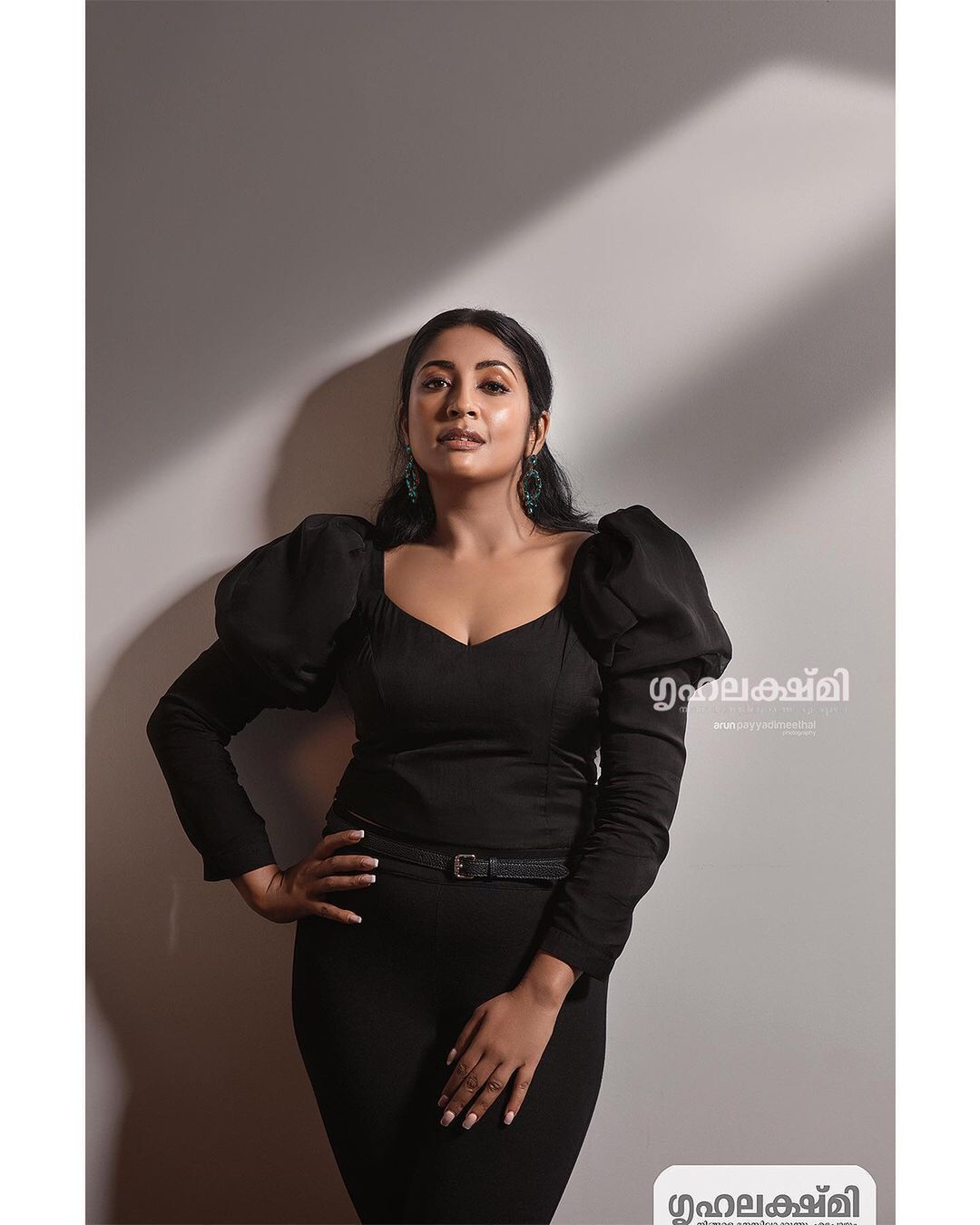 നാടന്‍ മാത്രമല്ല മോഡേണും ഇവിടെ വഴങ്ങും: അതിംഗംഭീര ഫോട്ടോഷൂട്ടുമായി നവ്യ നായർ