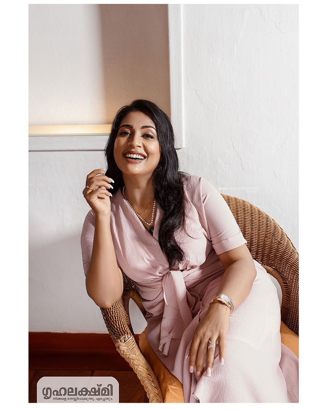 നാടന്‍ മാത്രമല്ല മോഡേണും ഇവിടെ വഴങ്ങും: അതിംഗംഭീര ഫോട്ടോഷൂട്ടുമായി നവ്യ നായർ